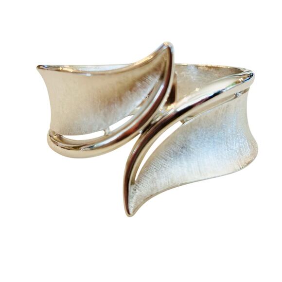 VTG Crown Trifari Silver-Tone Leaf Hinged Clamper Bracelet – Signed 1960s - Picture 1 of 5